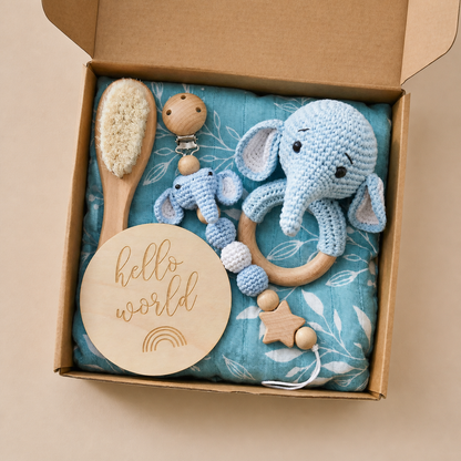 Neugeborenen Geschenkbox – Häkel-Tier Rassel, Holzspielzeug, Musselin Decke & Schnullerkette