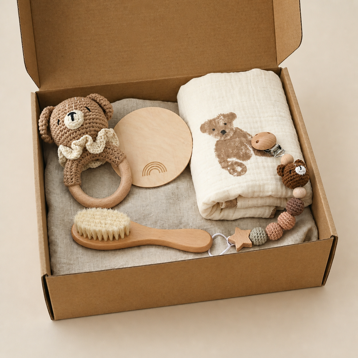 Neugeborenen Geschenkbox – Häkel-Tier Rassel, Holzspielzeug, Musselin Decke & Schnullerkette