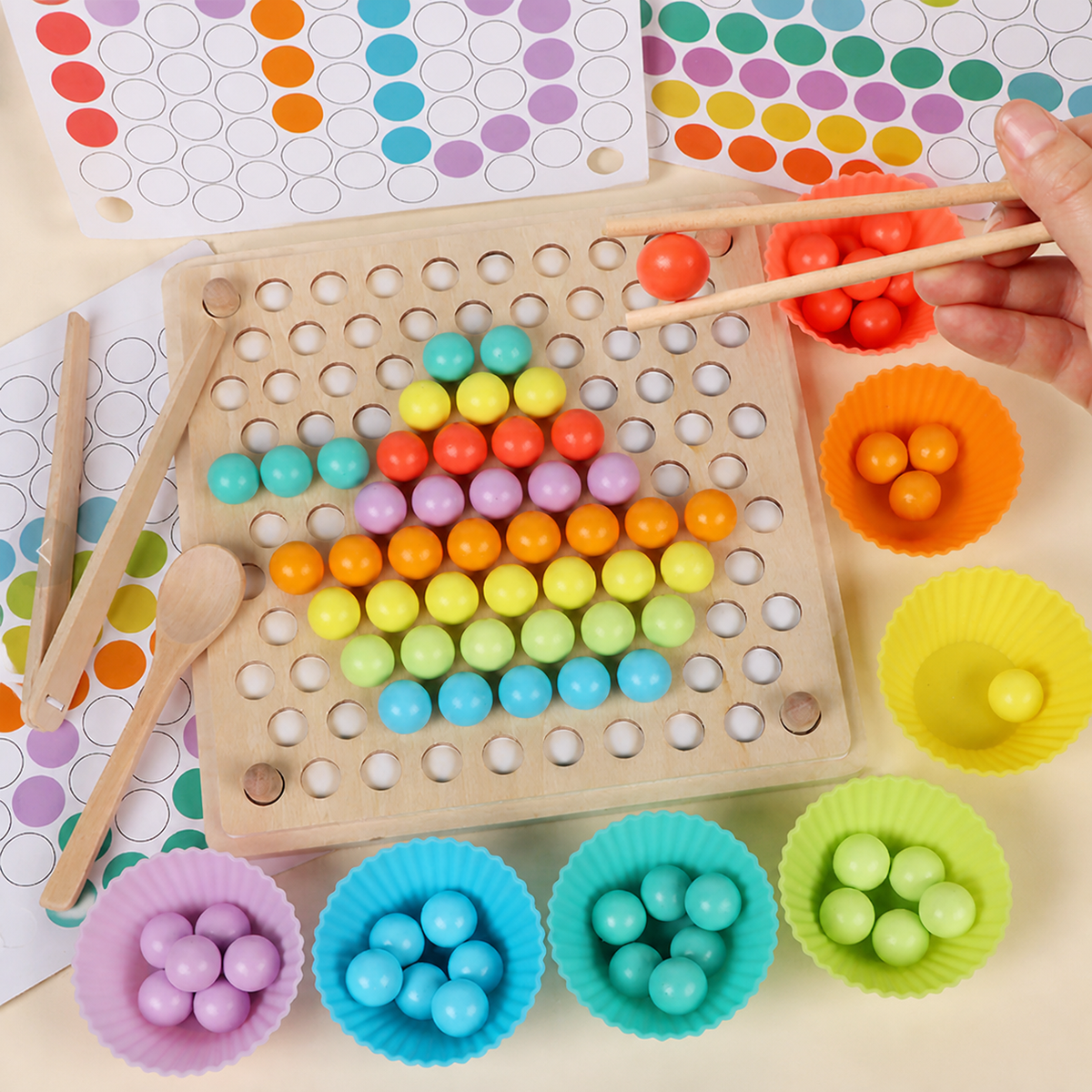 Montessori-Sortierspiel mit Holzperlen