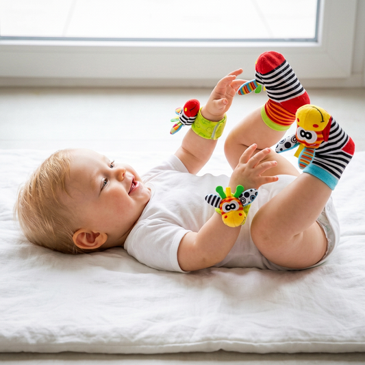 Sensorische Kuschelsocken und Greifband für Babys