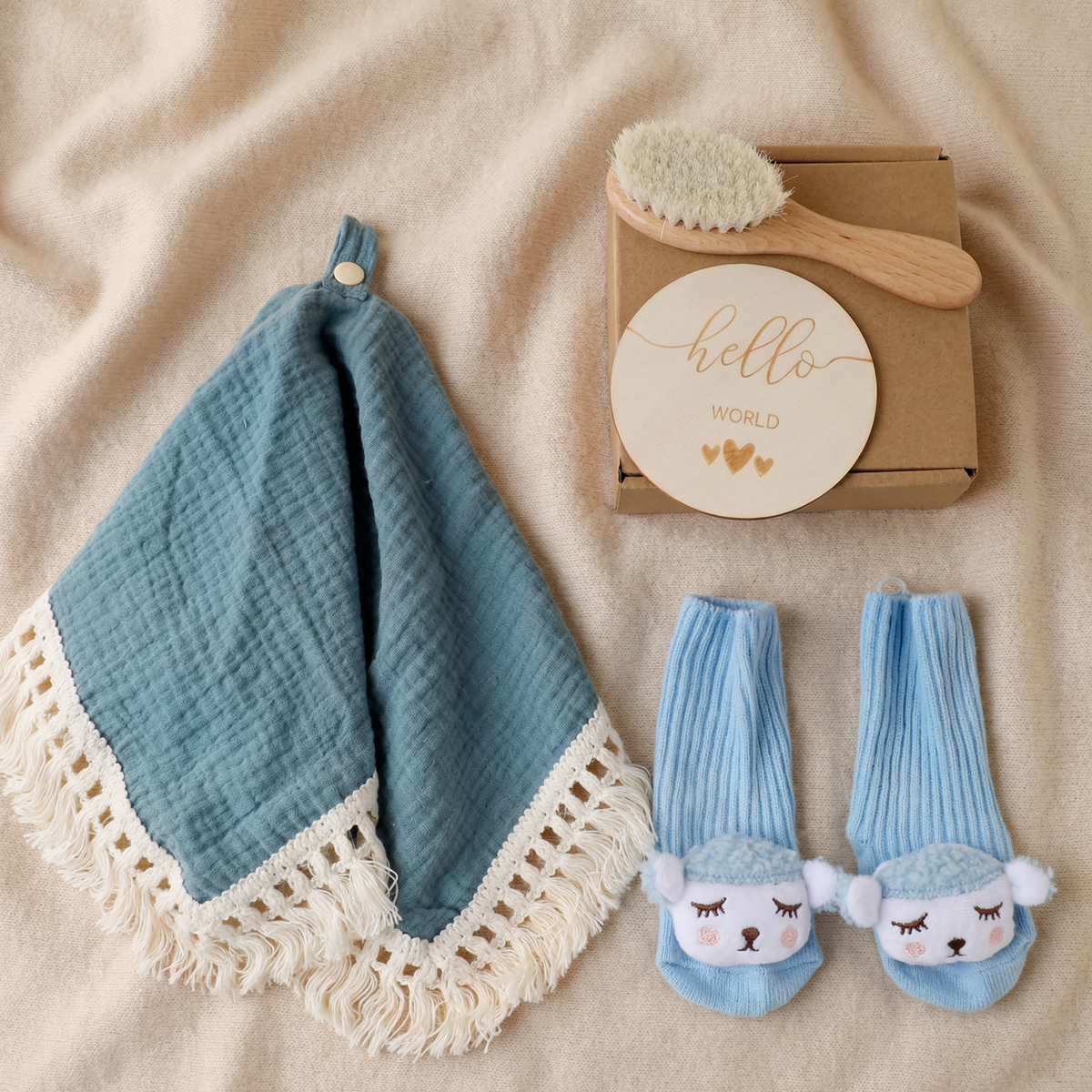 Baby Pflege Geschenkbox – Handtuch, Socken oder Haarband & Badebürste für Neugeborene