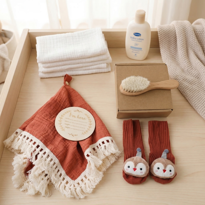 Baby Pflege Geschenkbox – Handtuch, Socken oder Haarband & Badebürste für Neugeborene