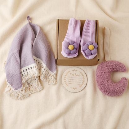 Baby Pflege Geschenkbox – Handtuch, Socken oder Haarband & Badebürste für Neugeborene