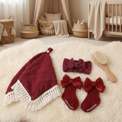 Baby Pflege Geschenkbox – Handtuch, Socken oder Haarband & Badebürste für Neugeborene